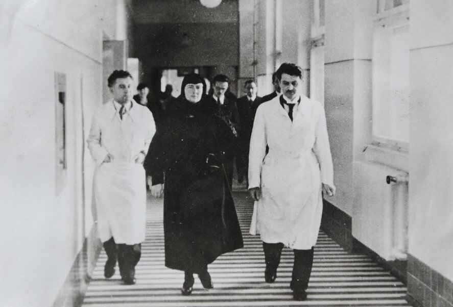 Краљица Марија у обиласку Градске болнице 1936. године са управником др Синишом Илићем
