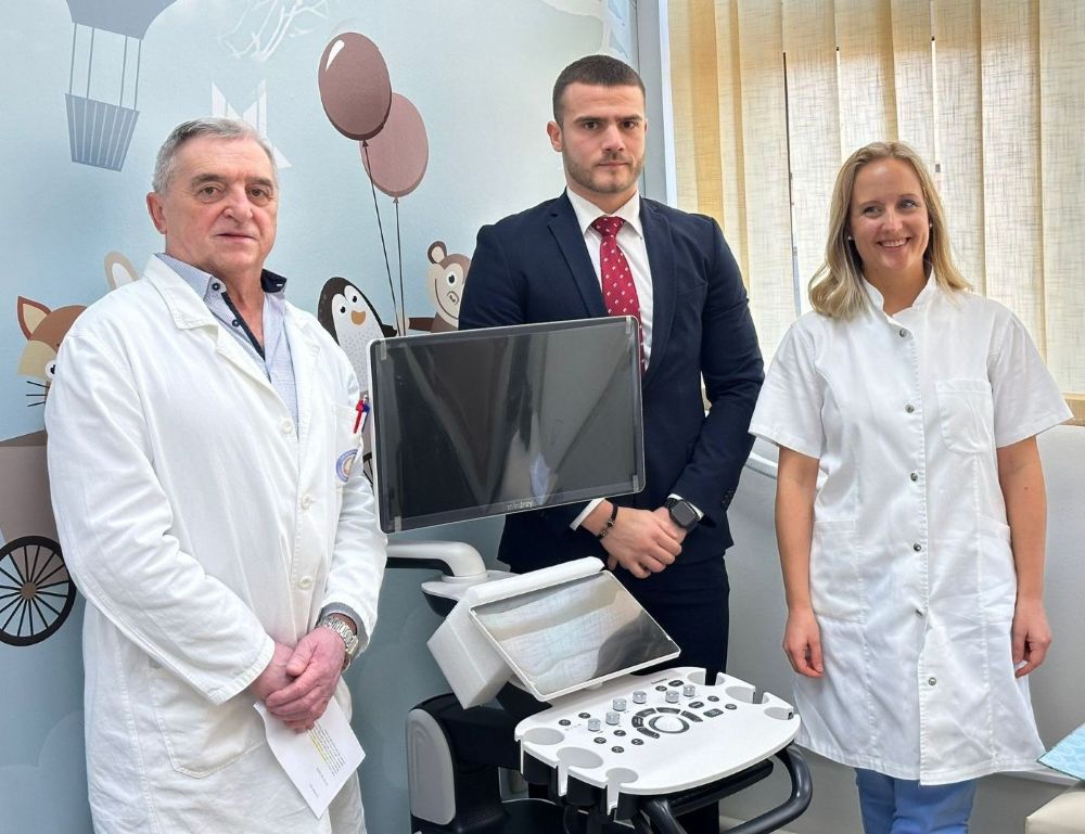 Др Александар Пајовић, директор Дома здравља, др Наташа Јовановић, начелница Службе за здравствену заштиту деце и Лука Ћирић, представник Medical Echo doo