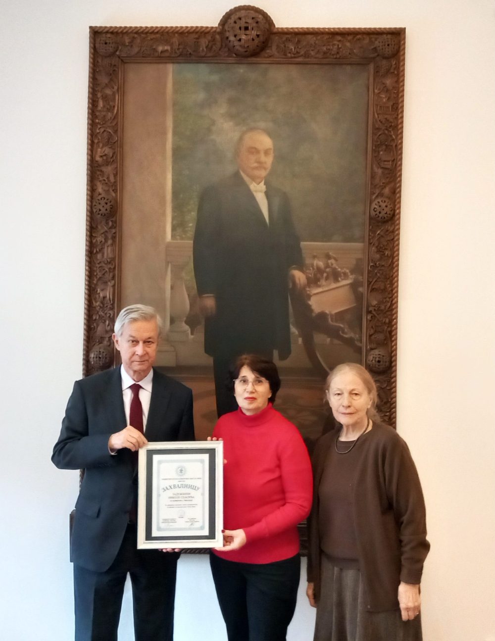 Проф. др Снежана Живановић, помоћница руководиоца Клинике за педијатрију, уручује захвалницу управитељу Задужбине