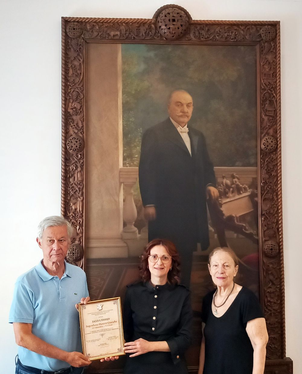 Др Душанка Митровић, шеф интензивне неге породилишта Одељења неонатологије, уручује захвалницу управитељу Задужбине